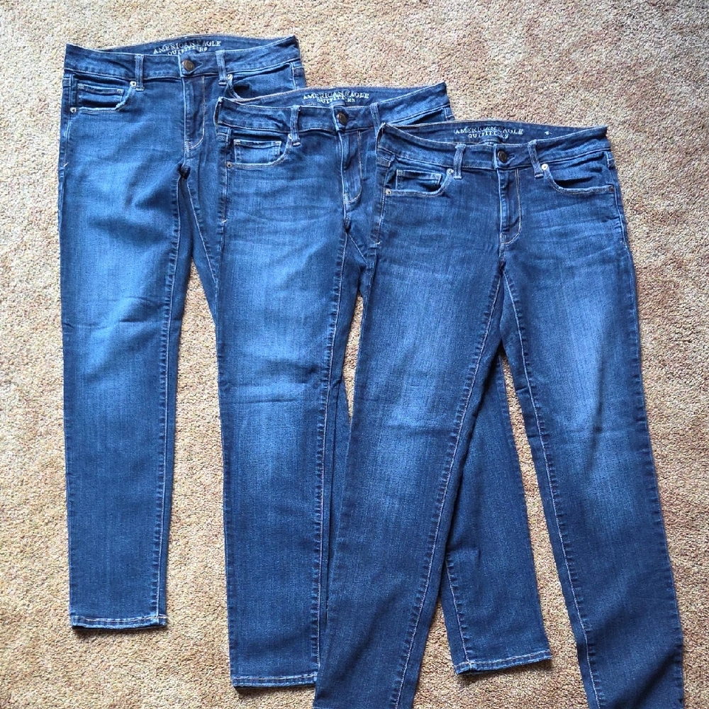 Great Deal!! Lot of 3. Like New!!American Eagle Size 6 Medium Wash Skinny Jeans